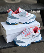 Ropa deportiva Skechers Valkyrie, conjunto de entrenamiento con camiseta y pantalones deportivos en tonos oscuros.