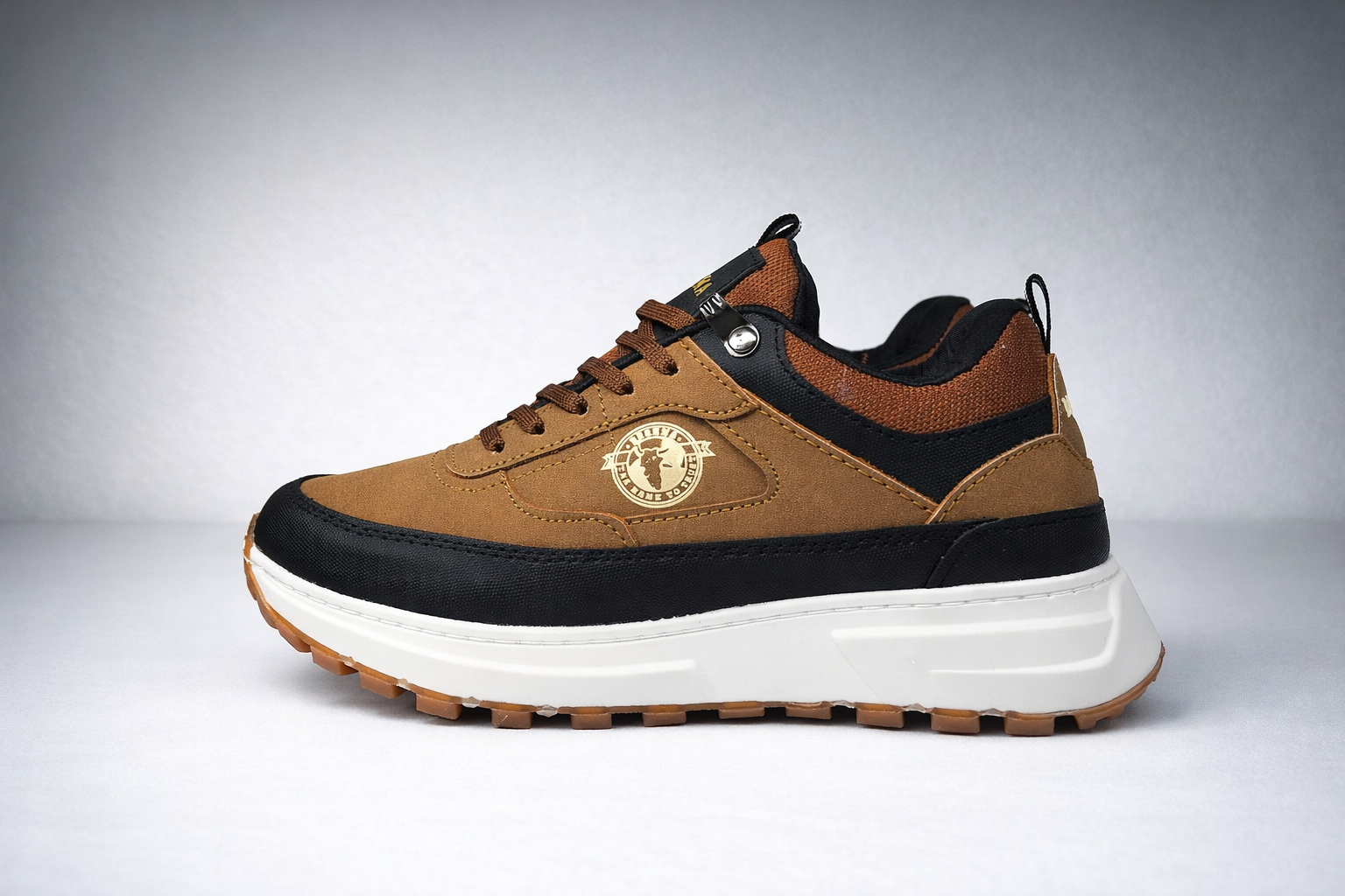 Zapatos casuales Brahma Strike de Tula en color marrón, vista lateral con diseño cómodo y moderno.
