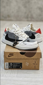 Zapatillas Jordan 1 Low Travis Scott de Valkyrie, estilo deportivo con diseño en colores neutros y detalles únicos.
