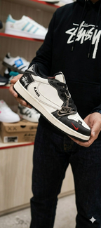 Ropa deportiva Valkyrie Jordan 1 Low Travis Scott en color negro y marrón, vista frontal con detalles del diseño y marca.