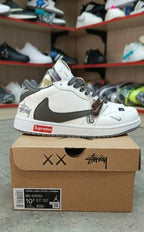Zapatillas Jordan 1 Low Travis Scott de Valkyrie, deportivas, en color negro con detalles en marrón y logotipo de Travis Scott.