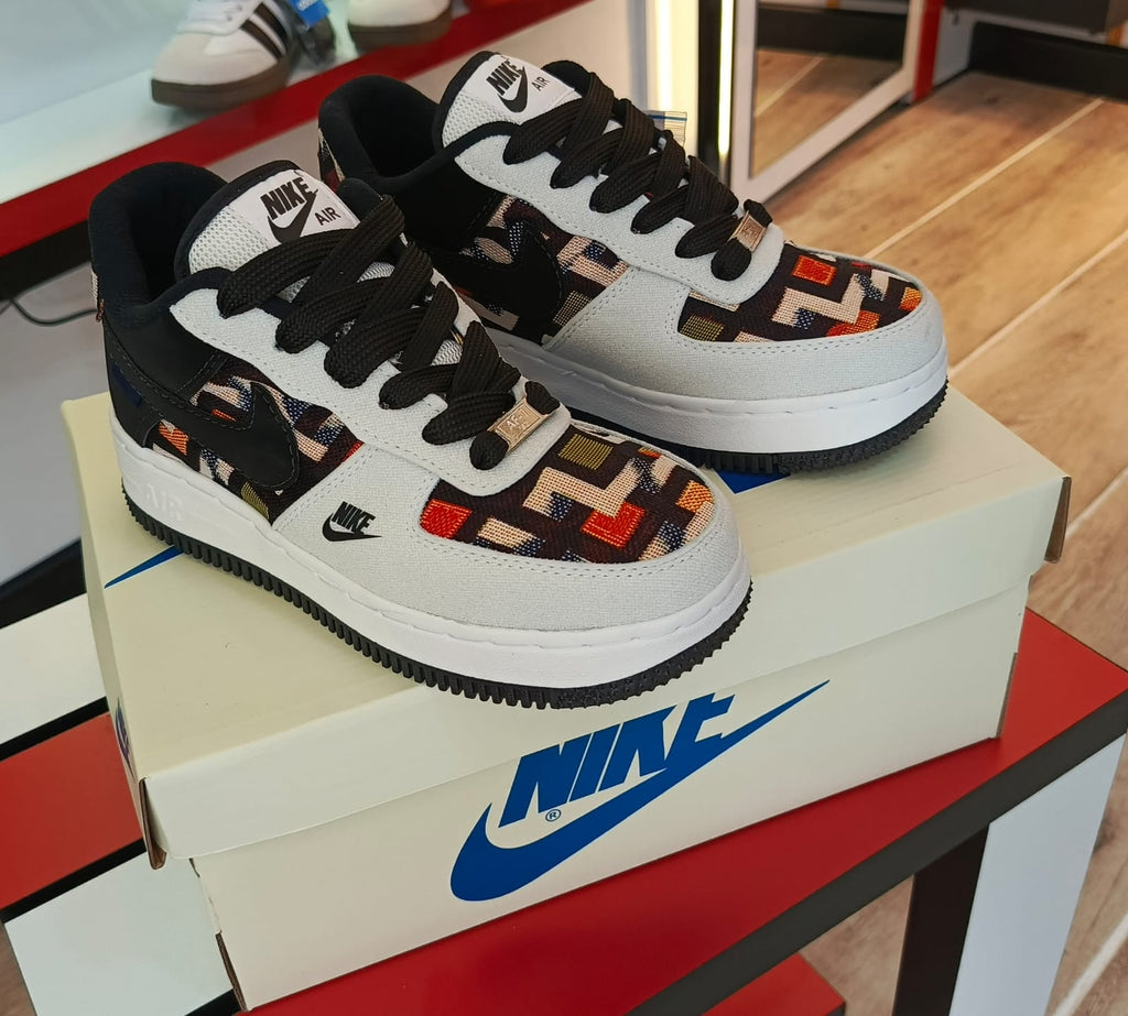 Ropa deportiva Valkyrie, estilo Nike Air Force One '07 LX, con detalles en tela y diseño moderno para entrenamiento y uso casual.