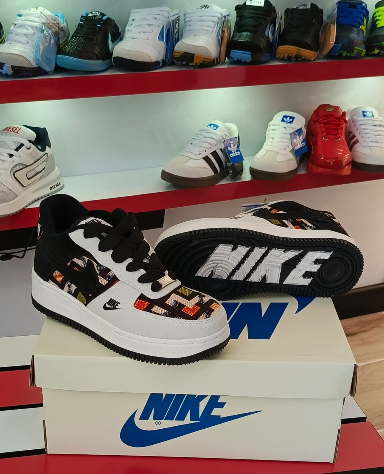 Ropa deportiva Valkyrie Nike Air Force One '07 LX en color blanco, con detalles de diseño en la imagen.