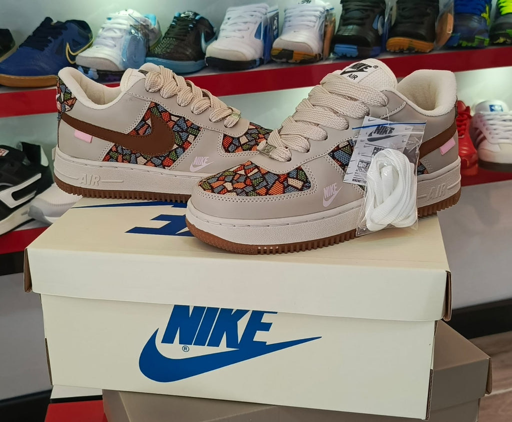 Ropa deportiva Valkyrie, estilo Nike Air Force One '07 LX, en colores blancos y negros, diseñada para entrenamiento y estilo casual.