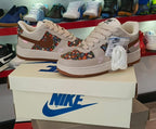Ropa deportiva Valkyrie, estilo Nike Air Force One '07 LX, en colores blancos y negros, diseñada para entrenamiento y estilo casual.