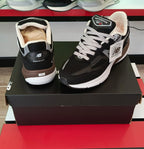 Ropa deportiva Valkyrie New Balance 990, vista frontal con detalles en tela y logotipo en la parte superior.