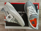 Ropa deportiva Valkyrie con logotipo de New Balance 990, diseño moderno y cómodo para entrenar y actividades físicas.