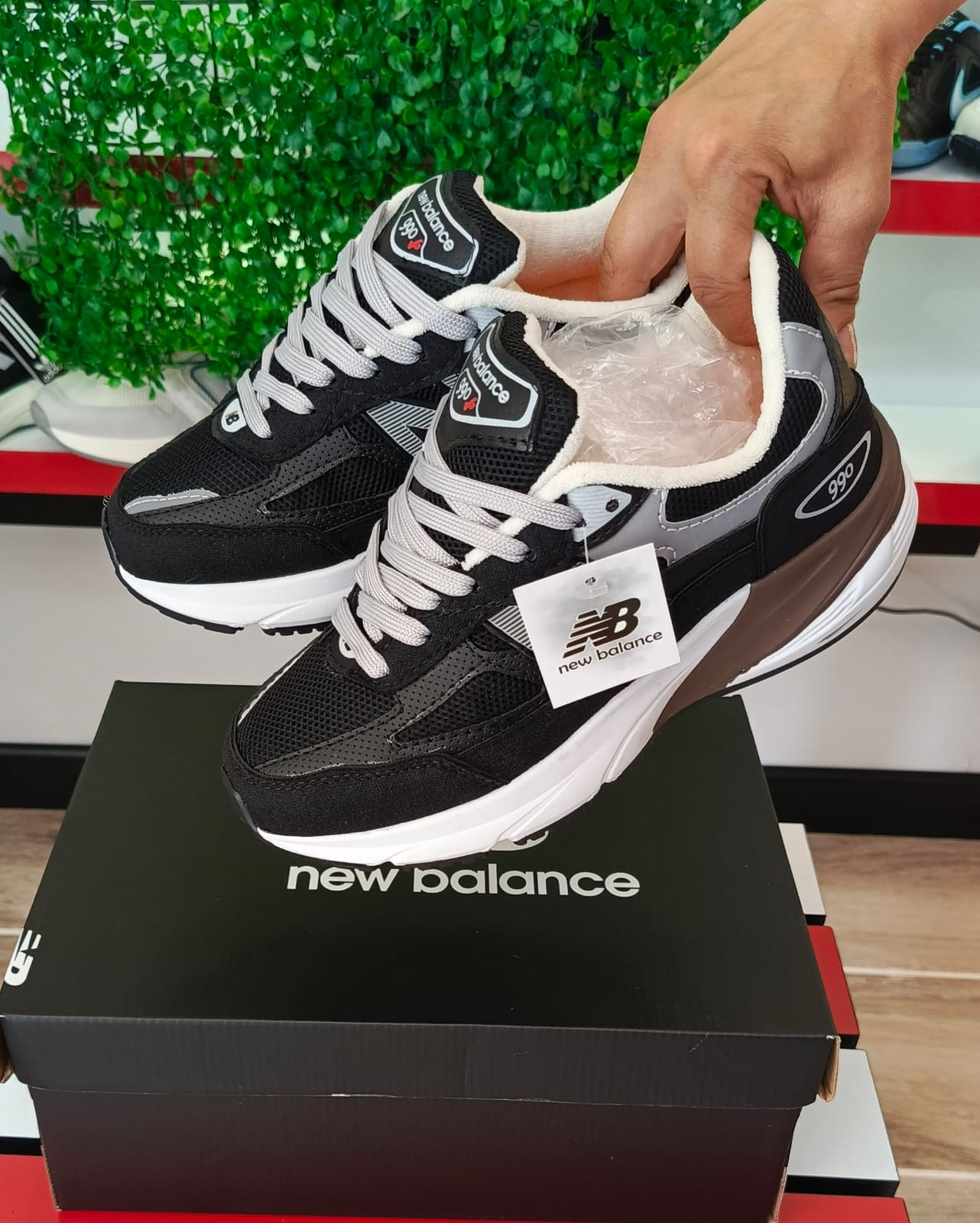 Ropa deportiva Valkyrie estilo New Balance 990, con detalles en tela y diseño moderno para entrenamiento y uso casual.