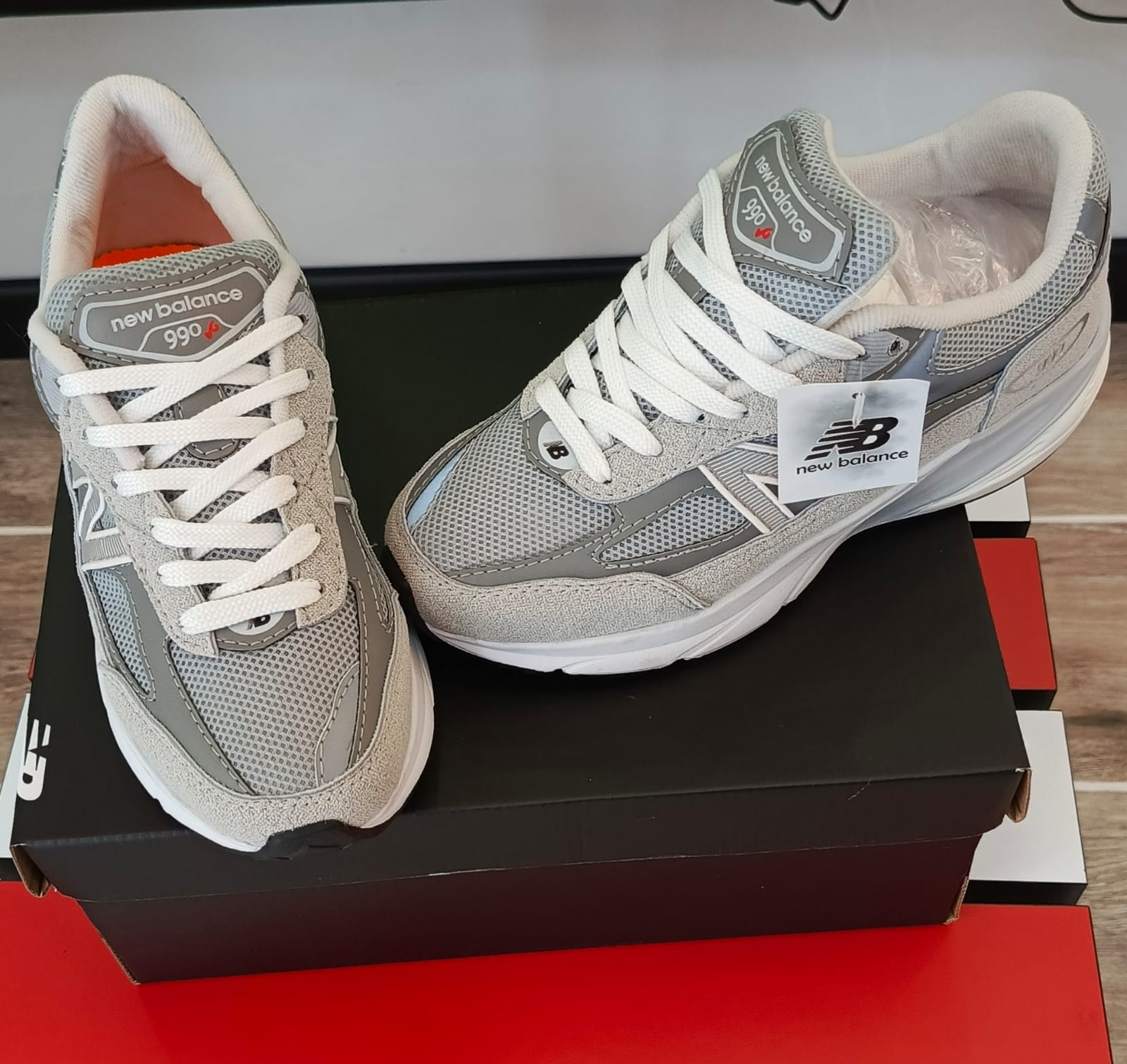 Ropa deportiva Valkyrie para mujer, estilo casual y cómodo, en colores neutros, adecuada para entrenamiento y actividades diarias.