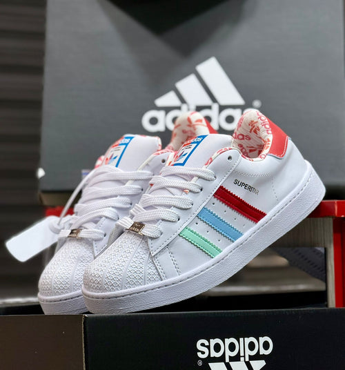 Ropa deportiva Adidas Superstar Arcoiris de la marca Valkyrie, vista en la imagen con detalles coloridos y diseño moderno.