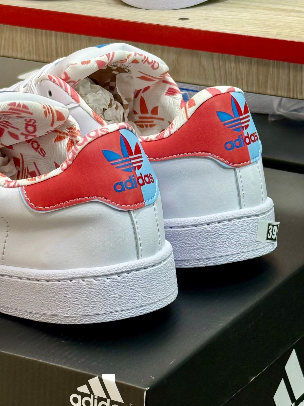 Ropa deportiva Adidas Superstar Arcoiris de Valkyrie, con diseño colorido y cómodo para entrenamiento y actividades físicas.
