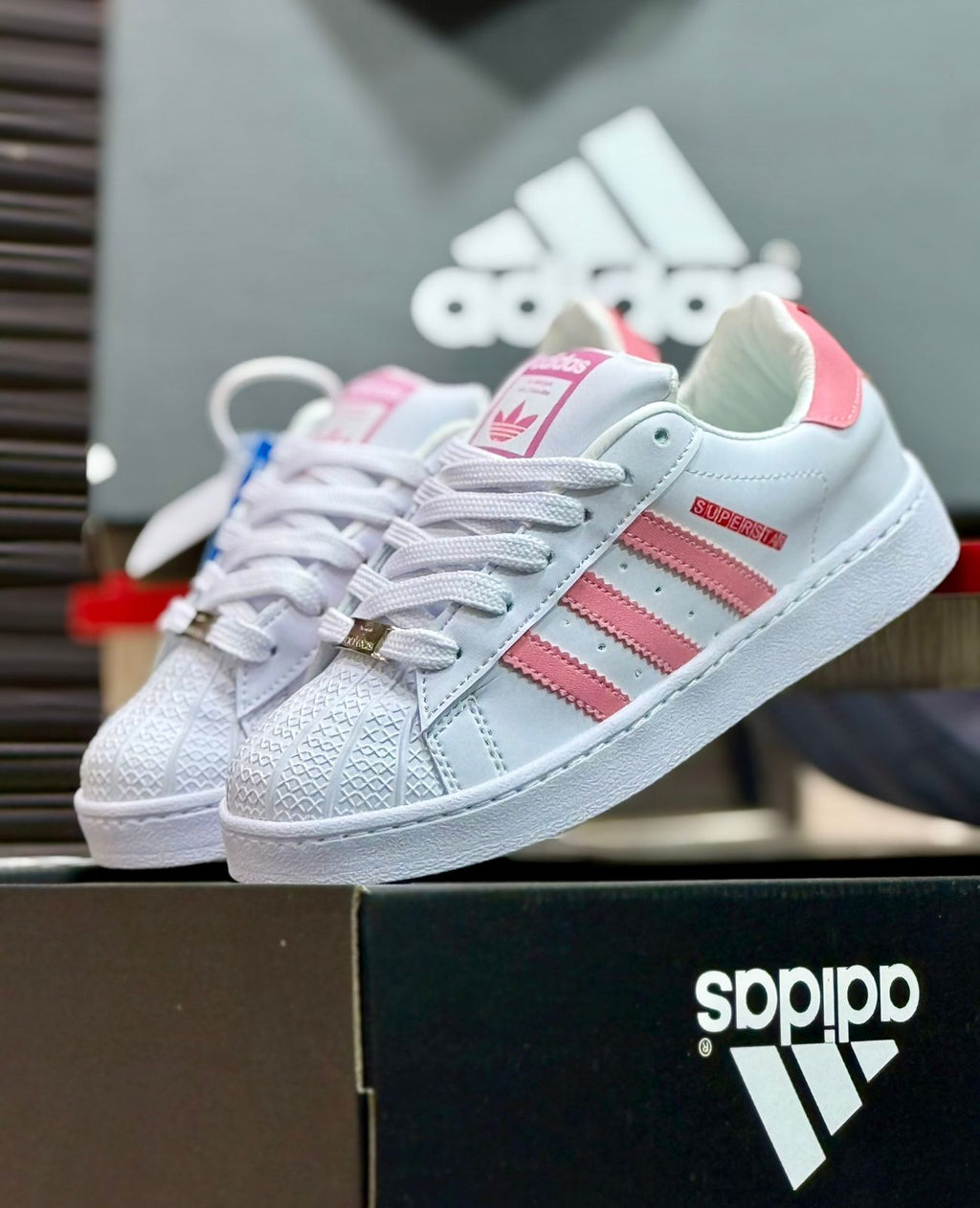 Ropa deportiva Adidas Superstar Arcoiris de la marca Valkyrie, camiseta con diseño colorido y estilo deportivo para entrenamiento.
