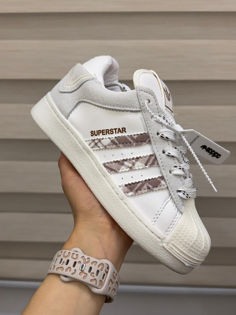 Ropa deportiva Adidas Superstar Arcoiris de Valkyrie, camiseta con diseño colorido y estilo deportivo en la imagen.