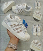 Ropa deportiva Adidas Superstar Arcoiris de la marca Valkyrie, en colores vibrantes y diseño moderno, vista frontal.