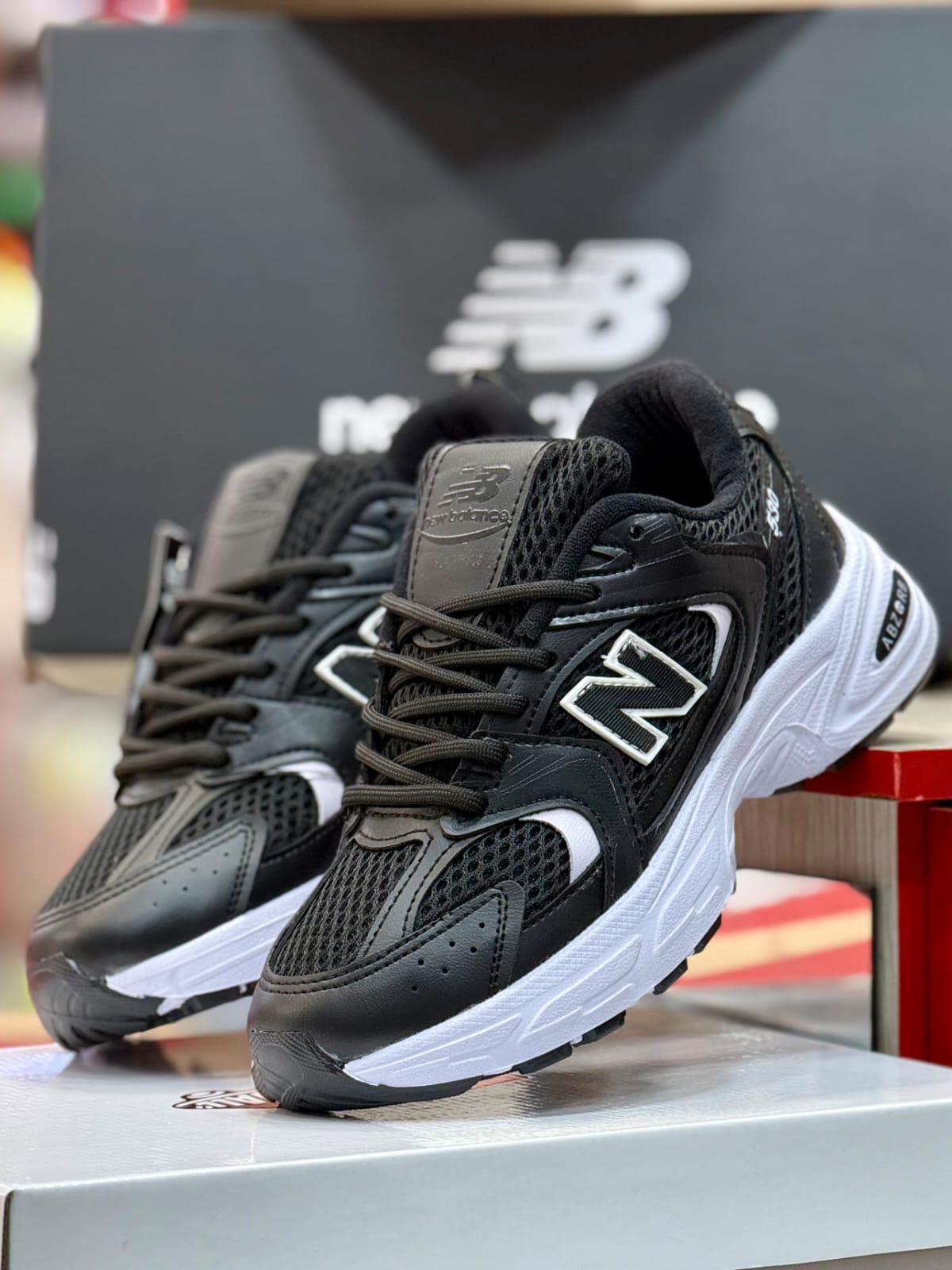 Ropa deportiva Valkyrie New Balance 530, estilo deportivo y cómodo, en colores vibrantes, vista frontal del conjunto.