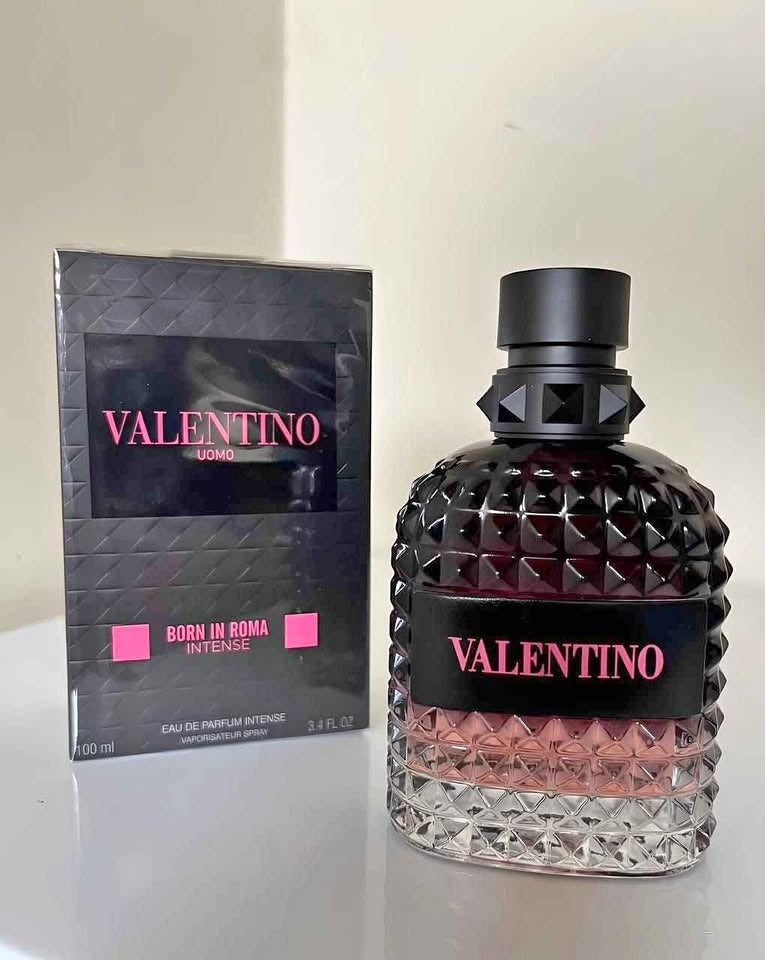 Perfume Valentino Born In Roma Intense de Aroma Primera, frasco de 1.1 oz, con diseño elegante y detalles en vidrio transparente.