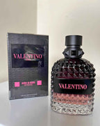 Perfume Valentino Born In Roma Intense de Aroma Primera, frasco de 1.1 oz, con diseño elegante y detalles en vidrio transparente.
