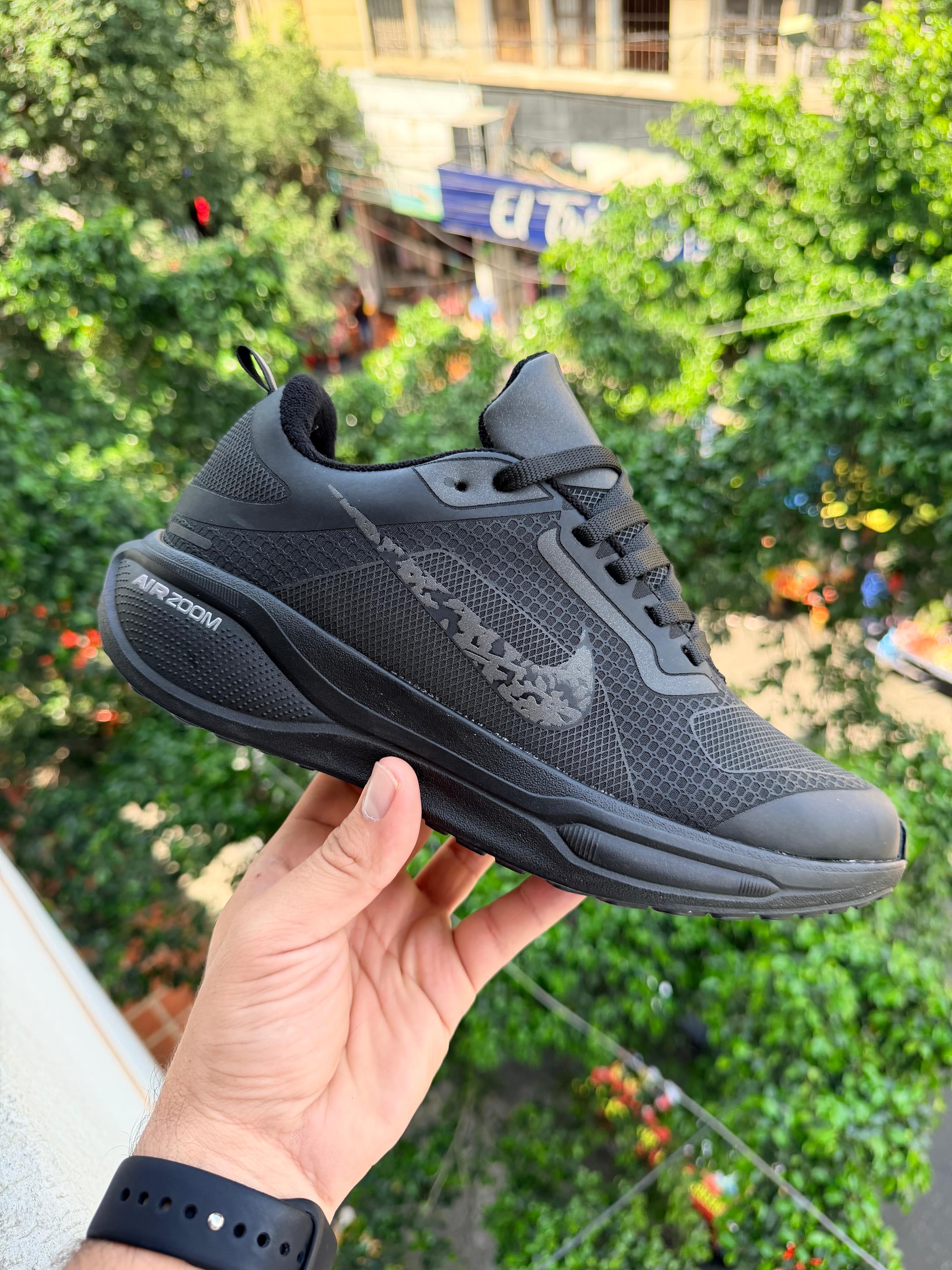 Zapatillas Nike Air Zoom de moda en color negro con detalles blancos, vistas desde el lateral.