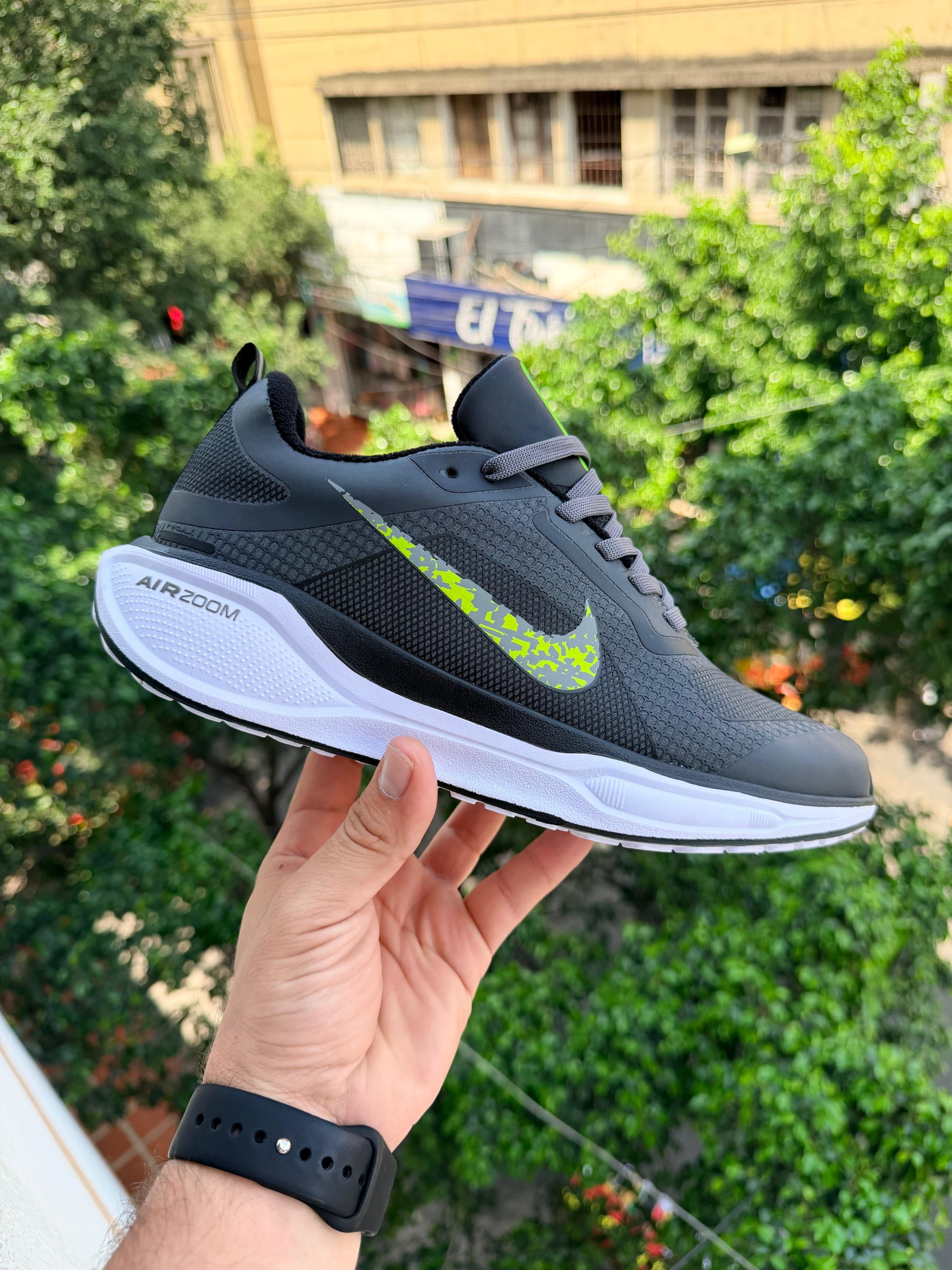 Zapatillas Nike Air Zoom de moda en colores vibrantes, vistas desde el lado, con detalles de la suela y diseño aerodinámico.