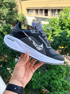 Zapatillas Nike Air Zoom de moda en color negro con detalles blancos, vistas desde el lado, marca Taboada visible en la suela