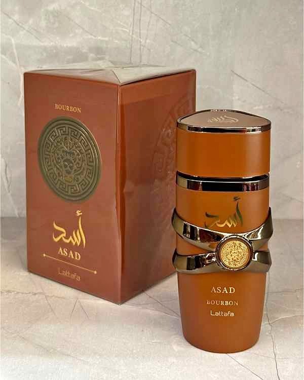 Perfume Asad Bourbon Lattafa de Aroma Primera, frasco de 1.1 oz, con diseño elegante y detalles dorados.