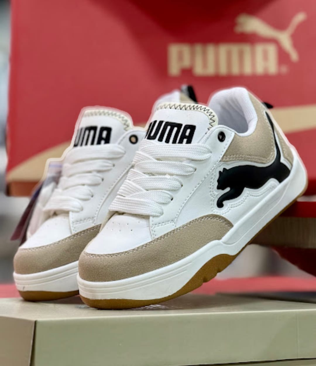 Ropa deportiva Puma Park Lifestyle de Valkyrie, vista cercana de la camiseta con detalles en negro y gris.