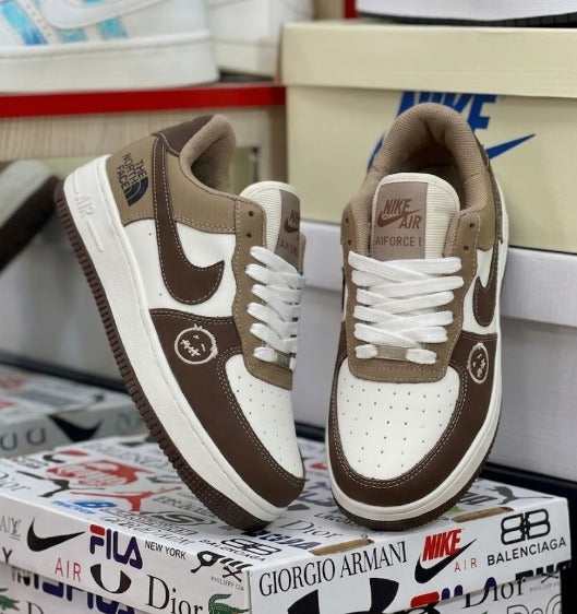 Ropa deportiva Valkyrie Nike Air Force One Sketch en pintura, diseño artístico en camiseta deportiva con estilo moderno y vibrante.