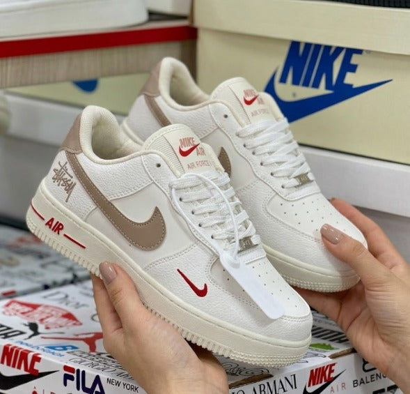 Ropa deportiva Valkyrie con diseño de boceto y pintura de Nike Air Force One en estilo artístico y moderno.