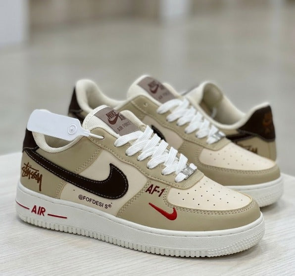 Ropa deportiva Valkyrie con diseño de boceto de Nike Air Force One pintado en tela blanca y negra.