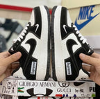 Ropa deportiva Valkyrie con diseño de Nike Air Force One en estilo boceto y pintura, en colores negros y blancos.
