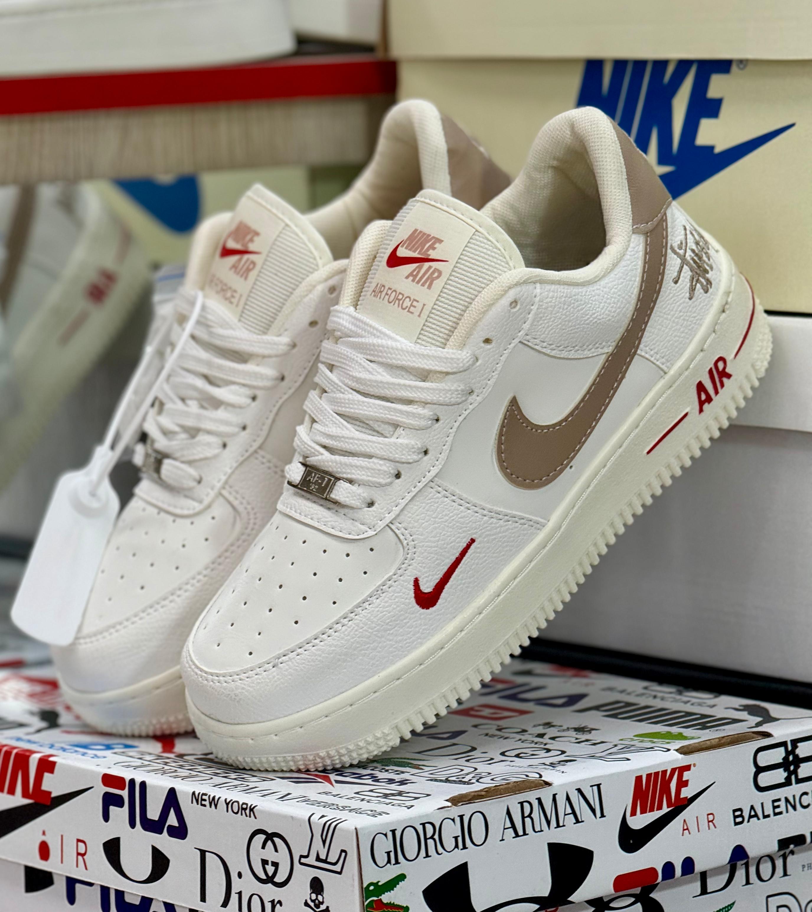 Ropa deportiva Valkyrie con diseño de boceto de Nike Air Force One en estilo de pintura artística.