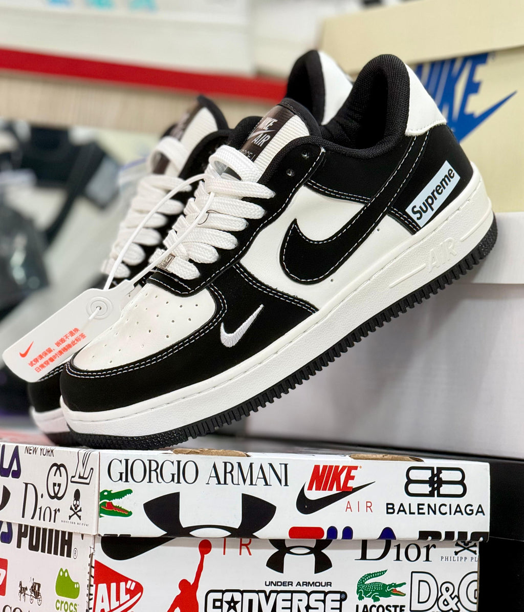 Conjunto de ropa deportiva Valkyrie con diseño de Nike Air Force One en estilo boceto y pintura, en color blanco y negro.