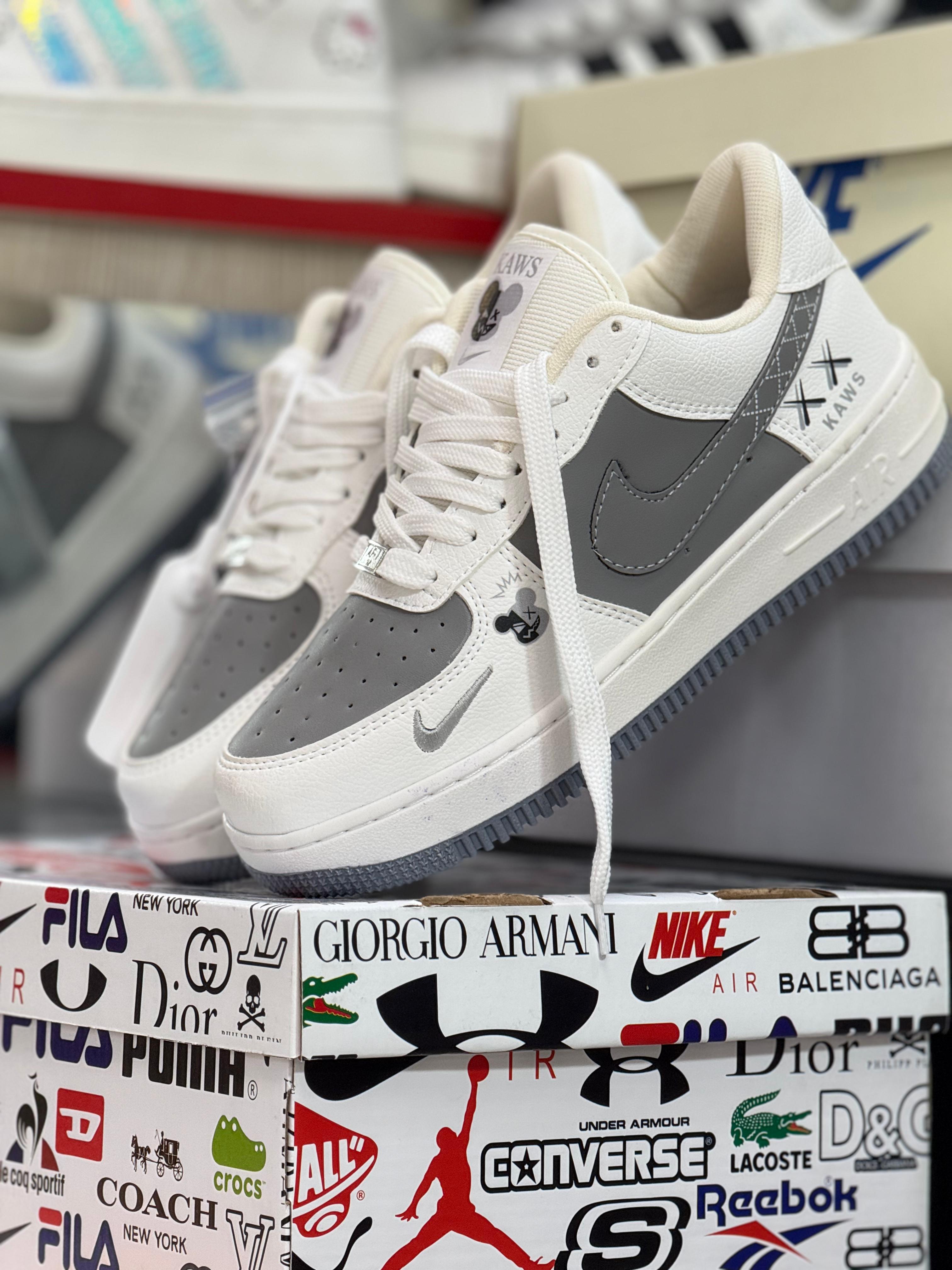 Ropa deportiva Valkyrie con diseño de boceto de Nike Air Force One, en tonos blancos y negros, estilo artístico y moderno.