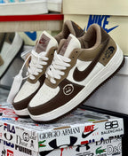 Ropa deportiva Nike Air Force One Sketch en estilo pintura, de la marca Valkyrie, con detalles artísticos en la prenda.
