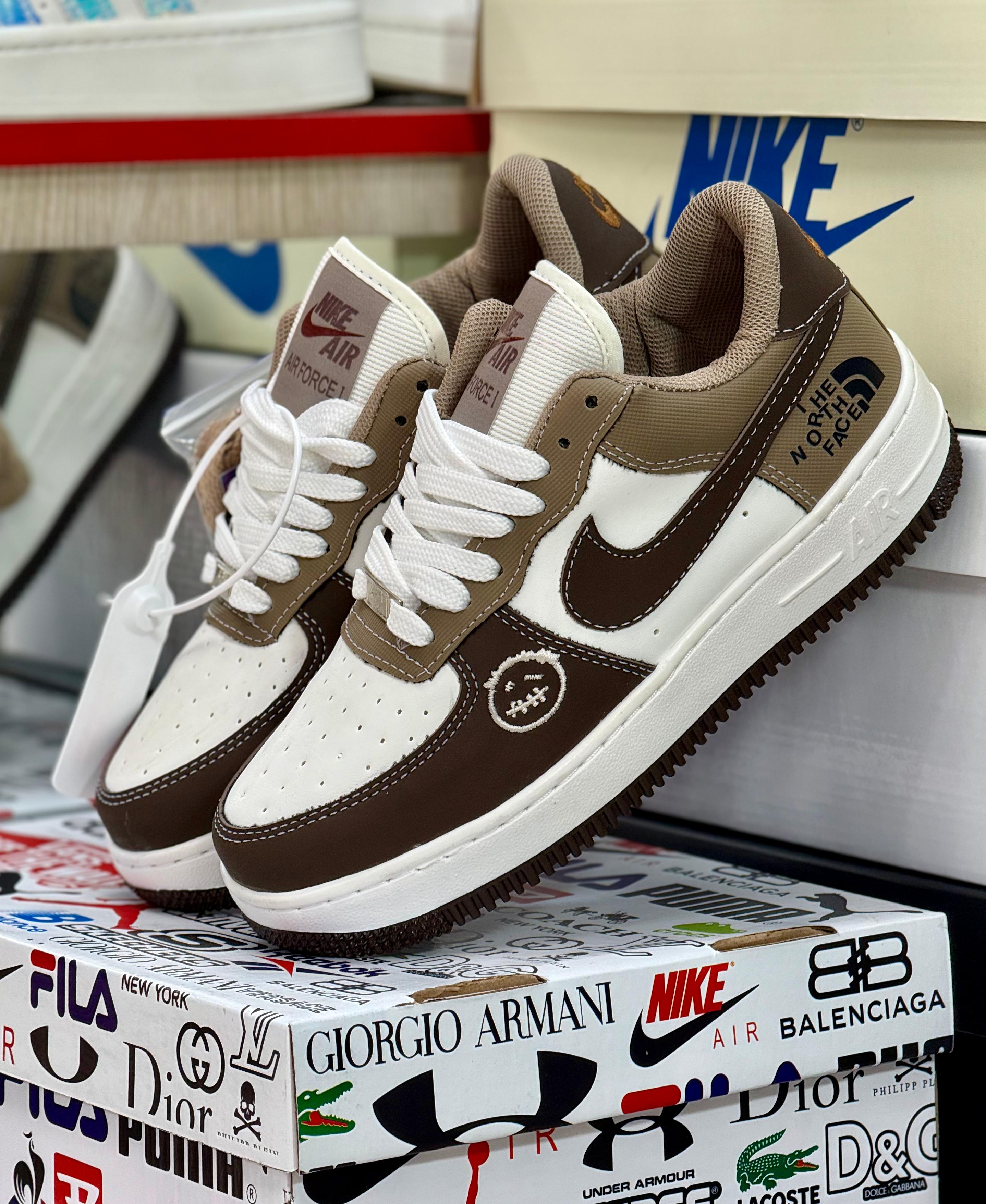 Ropa deportiva Nike Air Force One Sketch en estilo pintura, de la marca Valkyrie, con detalles artísticos en la prenda.