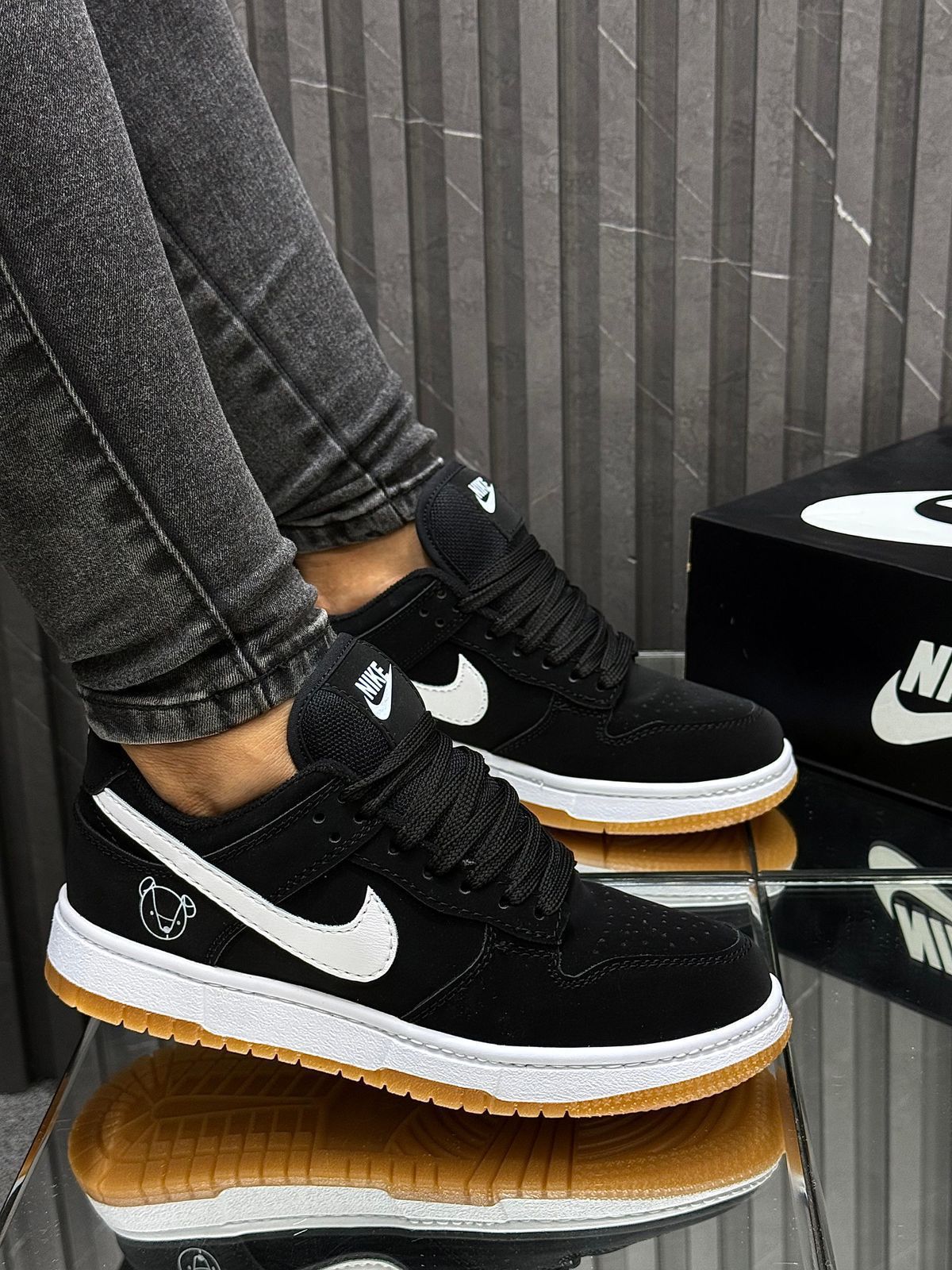 Ropa deportiva Nike Dunk Osito de la marca Bali, vista en la imagen con diseño cómodo y estilo deportivo.