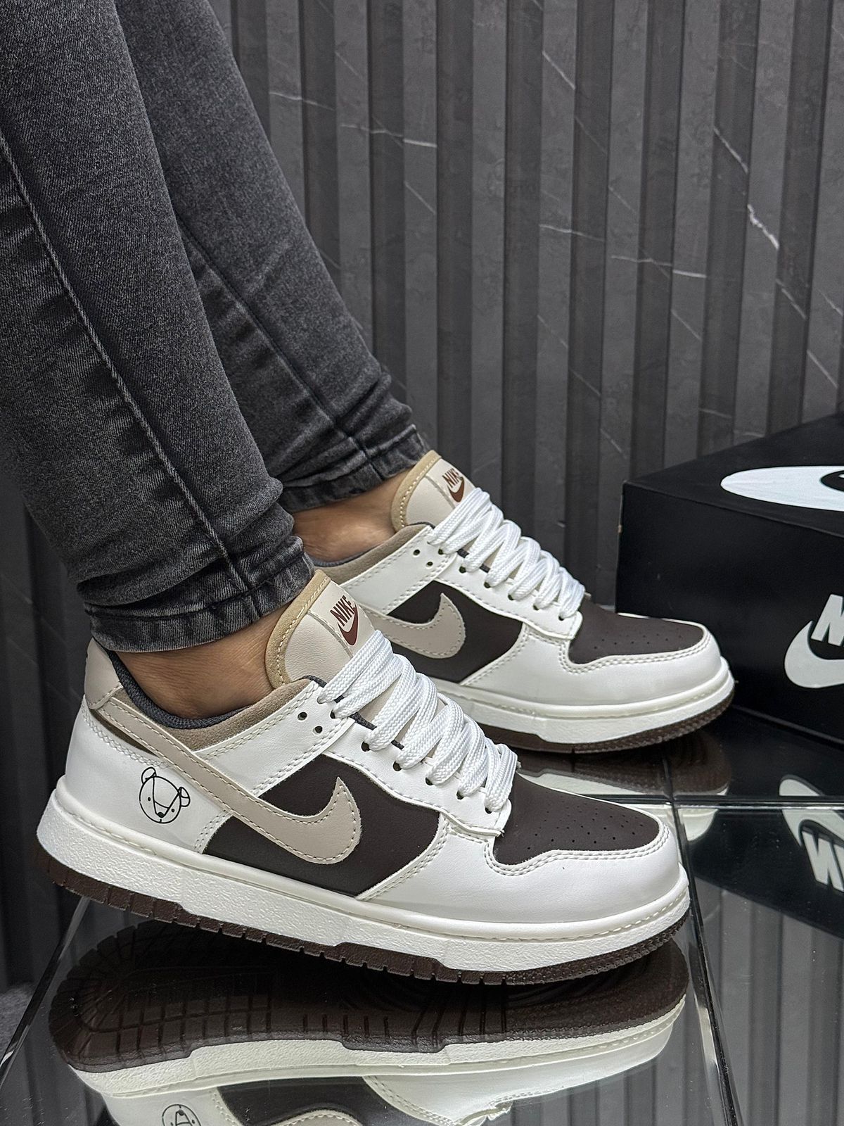Ropa deportiva Nike Dunk Osito de Bali, vista frontal en color negro con detalles blancos, diseñada para entrenamiento y estilo casual.