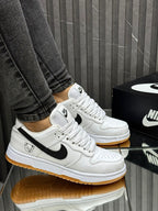 Ropa deportiva Nike Dunk Osito de la marca Bali, con diseño cómodo y moderno, en colores vibrantes y detalles deportivos.