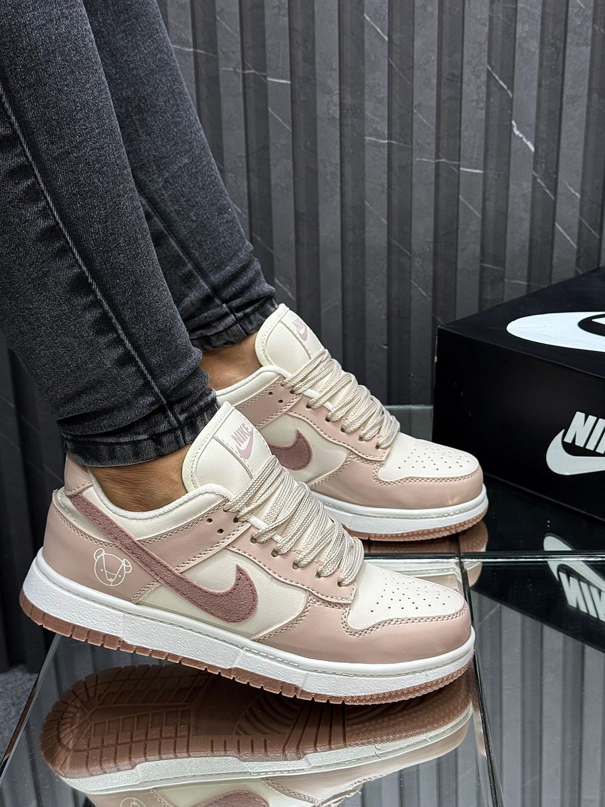 Ropa deportiva Nike Dunk Osito de la marca Bali, vista frontal con detalles de tela y diseño deportivo.