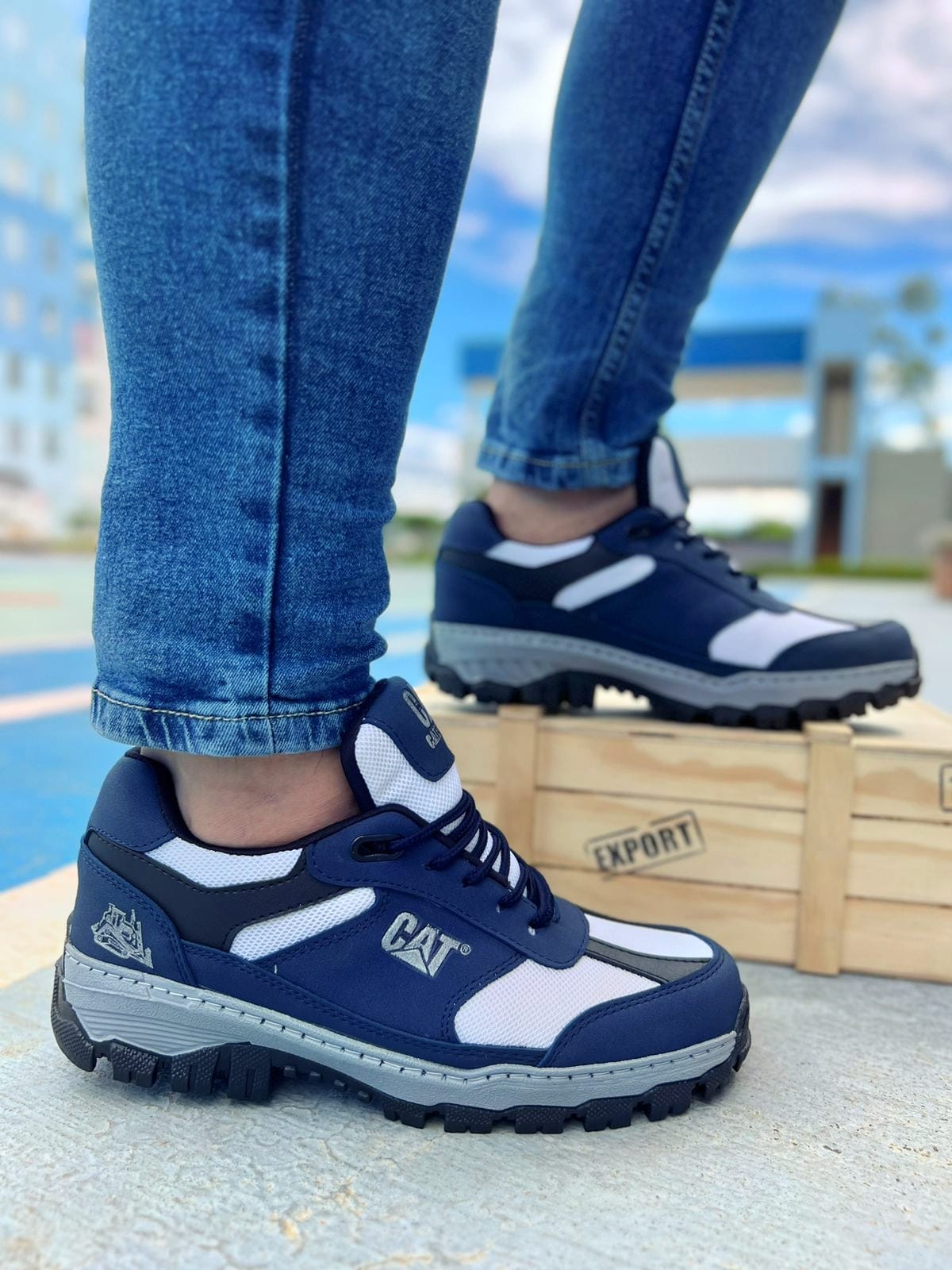 Ropa casual para mujer Tula, corte bajo y estilo cómodo en color azul, ideal para un look relajado y moderno.